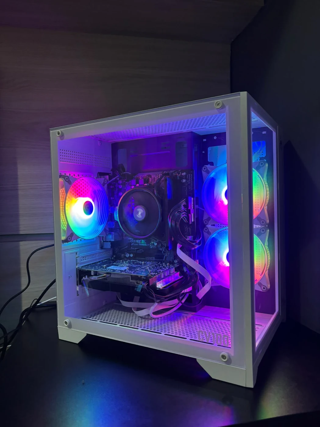 Computador gamer com gabinete branco montado pela GalattiTech