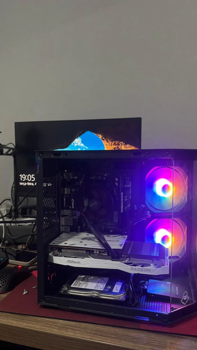 Computador gamer com iluminação RGB montado pela GalattiTech