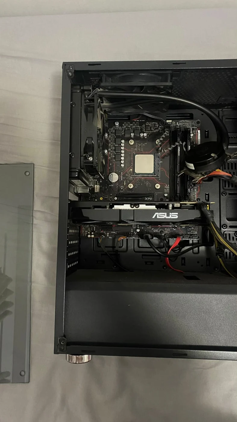 Interior de computador durante montagem na GalattiTech